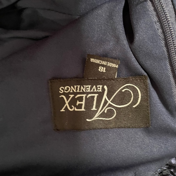 Alex
Evenings
Embellished
Gown Dress size 12 14 Navy Blue or 14P petite - Picture 6 of 16